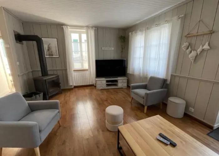 House In The Center And Near The Rivedoux-Plage